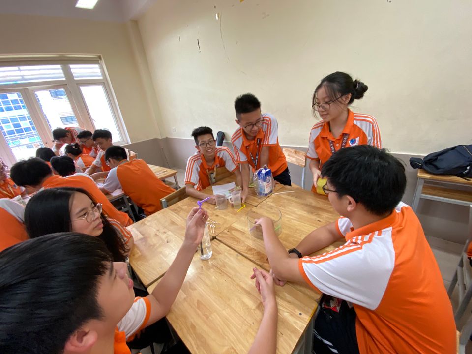 Học sinh làm thí nghiệm bài Sức căng bề mặt chất lỏng