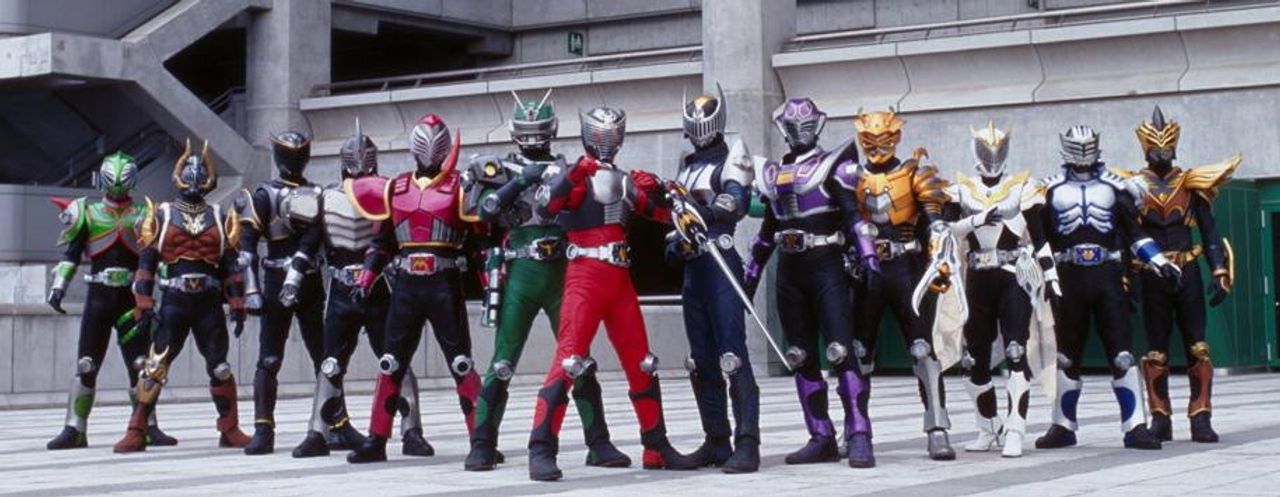 Hình 7: Các Rider xuất hiện trong phim (từ trái qua gồm có Verde, Imperer, Ryuga, Gai, Raia, Zolda, Ryuki, Knight, Ohja, Scissor, Femme, Tiger và Odin)