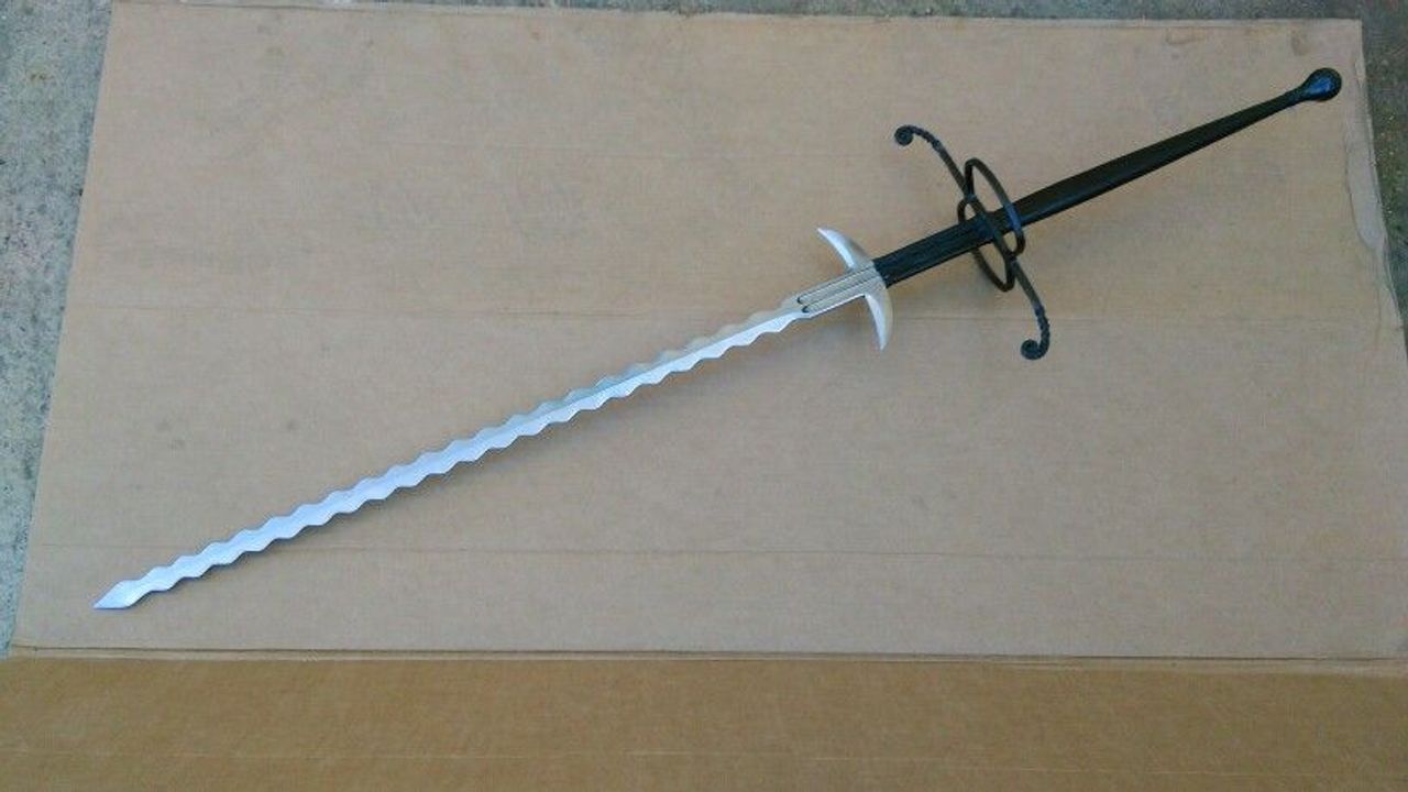 Một thanh zweihänder có lưỡi kiếm uốn lượn.