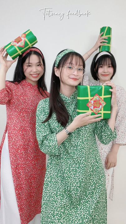 Hội chị em lúng la lúng lính ngày 20 Tết ( ảnh: Sunshine Fashion), áo xanh là mình