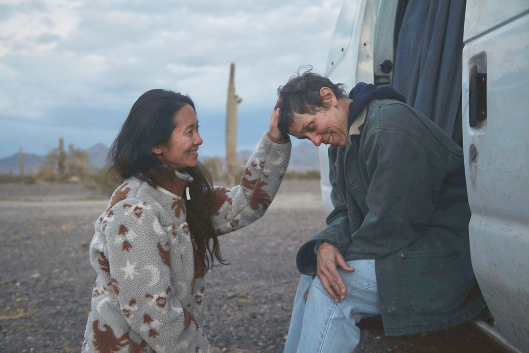 Đạo diễn Chloé Zhao và diễn viên Frances Louise McDormand