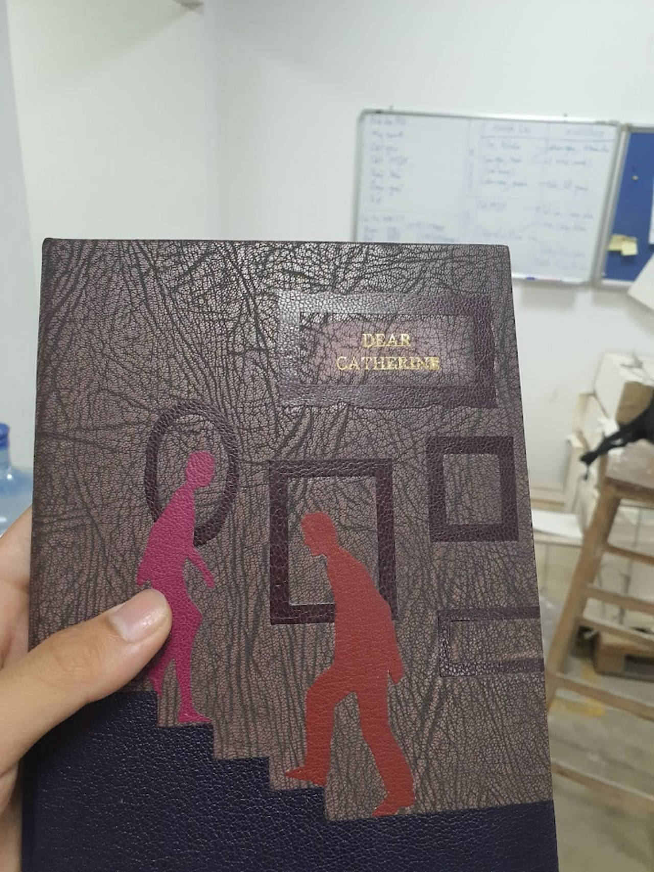 Tên quán Dear Catherine nằm ở trong khung tranh.