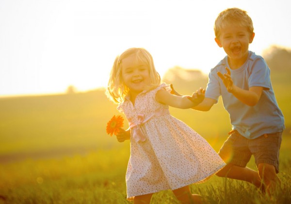 Với trẻ em và cả người lớn, nên dành thời gian tham gia các sinh hoạt ngoài trời khi nắng nhẹ