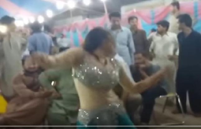 बैचलर पार्टी में हसीना ने लगाए ठुमके, खूब उड़े नोट, विडियो वायरल बैचलर पार्टी में हसीना ने लगाए ठुमके, खूब उड़े नोट, विडियो वायरल