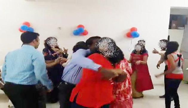 डांस करती महिला को भाजपा कार्यकर्ता ने पकड़ लिया,वीडियो हुआ वायरल डांस करती महिला को भाजपा कार्यकर्ता ने पकड़ लिया,वीडियो हुआ वायरल