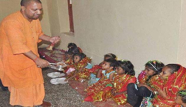 इंटरनेट पर वायरल हो रही है UP के CM योगी आदत्यनाथ की ये तस्वीरें, यहां देखें इंटरनेट पर वायरल हो रही है UP के CM योगी आदत्यनाथ की ये तस्वीरें, यहां देखें