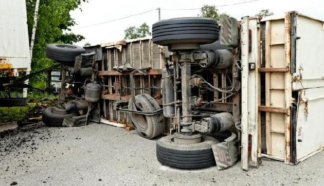 आंध्र प्रदेश के चित्तूर में थाने के बाहर ट्रक ने भीड़ को कुचला, 13 की मौत आंध्र प्रदेश के चित्तूर में थाने के बाहर ट्रक ने भीड़ को कुचला, 13 की मौत