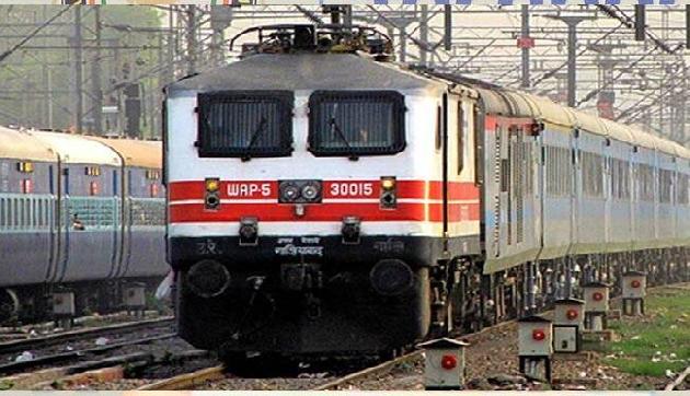 अगरतला-हबीबगंज स्पेशल ट्रेन में फूटा लोगों का गुस्सा, जमकर किया हंगामा, ये थी वजह अगरतला-हबीबगंज स्पेशल ट्रेन में फूटा लोगों का गुस्सा, जमकर किया हंगामा, ये थी वजह