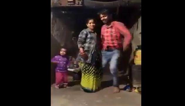 झगड़ा छोड़ पति पत्नी ने किया ऐसा रोमांटिक डांस, देखते ही हो गया वायरल झगड़ा छोड़ पति पत्नी ने किया ऐसा रोमांटिक डांस, देखते ही हो गया वायरल
