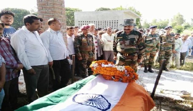 असम- जब तिरंगे में लिपटा पहुंचा जवान का शव,देखकर मचा कोहराम असम- जब तिरंगे में लिपटा पहुंचा जवान का शव,देखकर मचा कोहराम