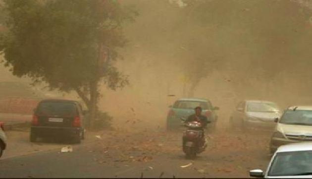 तूफान की दस्तक, 50-70 किलोमीटर प्रति घंटे की रफ्तार से चलेगी तेज आंधी, भारी बारिश की भी चेतावनी तूफान की दस्तक, 50-70 किलोमीटर प्रति घंटे की रफ्तार से चलेगी तेज आंधी, भारी बारिश की भी चेतावनी