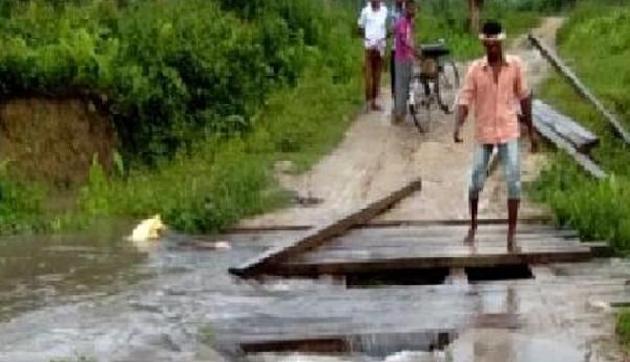 बारिश बनी आफत, द्वारामारा नदी का कच्चा पुल बहा, रुक सी गर्इ है लोगों की जिंदगी बारिश बनी आफत, द्वारामारा नदी का कच्चा पुल बहा, रुक सी गर्इ है लोगों की जिंदगी