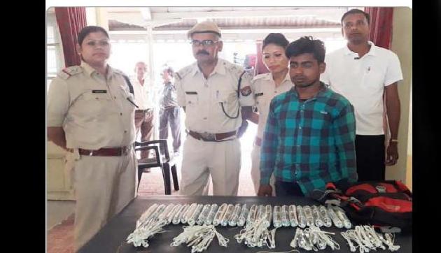 भारी मात्रा में विस्फोटक के साथ एक गिरफ्तार भारी मात्रा में विस्फोटक के साथ एक गिरफ्तार