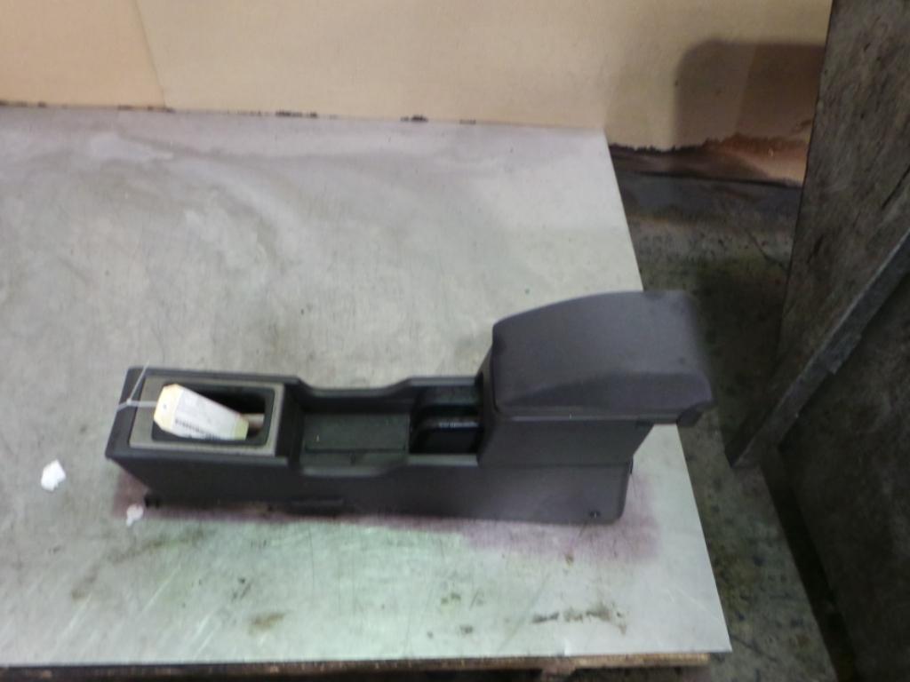 View Auto part Console Nissan Xtrail 2002