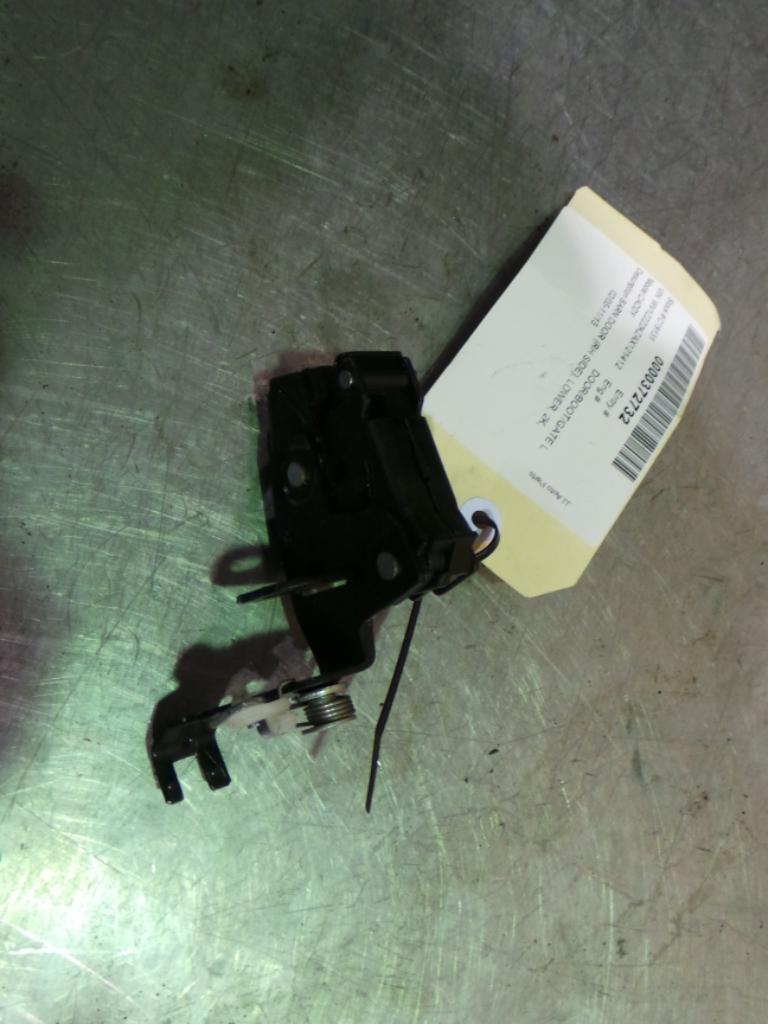 View Auto part Door/Boot/Gate Lock Volkswagen Caddy 2010