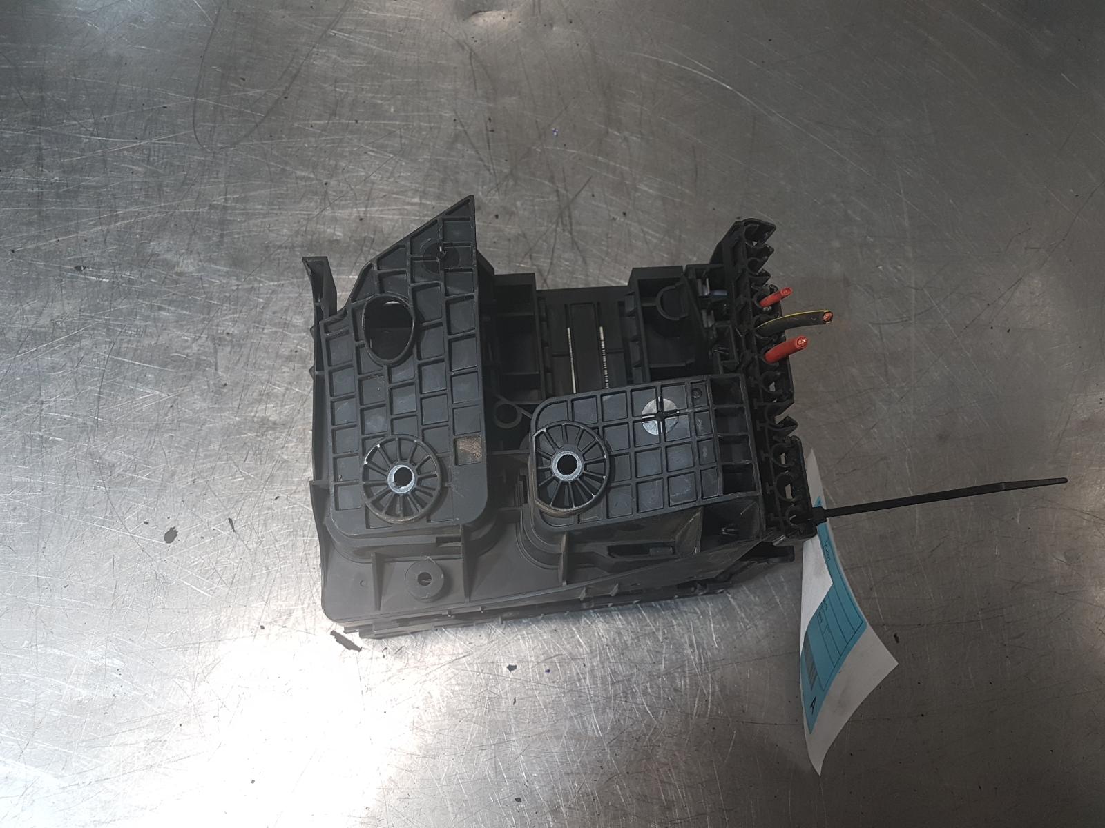 View Auto part Fuse Box Volkswagen Caddy 2015