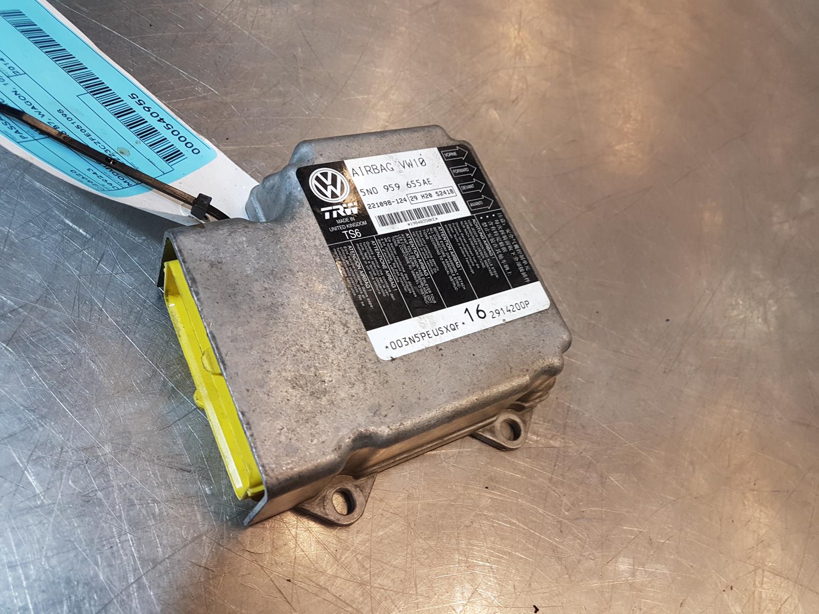 View Auto part Airbag Module/Sensor Volkswagen Passat 2014