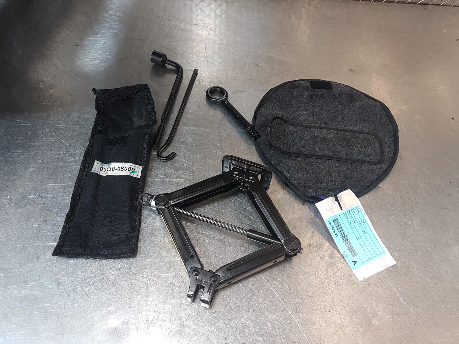 View Auto part Jack/Tool Kit Hyundai I20 2014