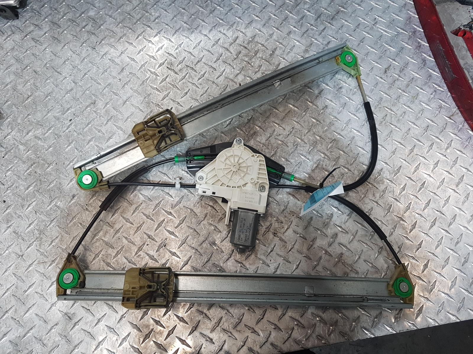 View Auto part Right Front Window Reg/Motor Audi Q5 2011
