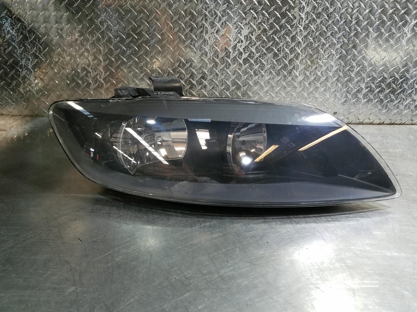View Auto part Right Headlamp Audi Q7 2009