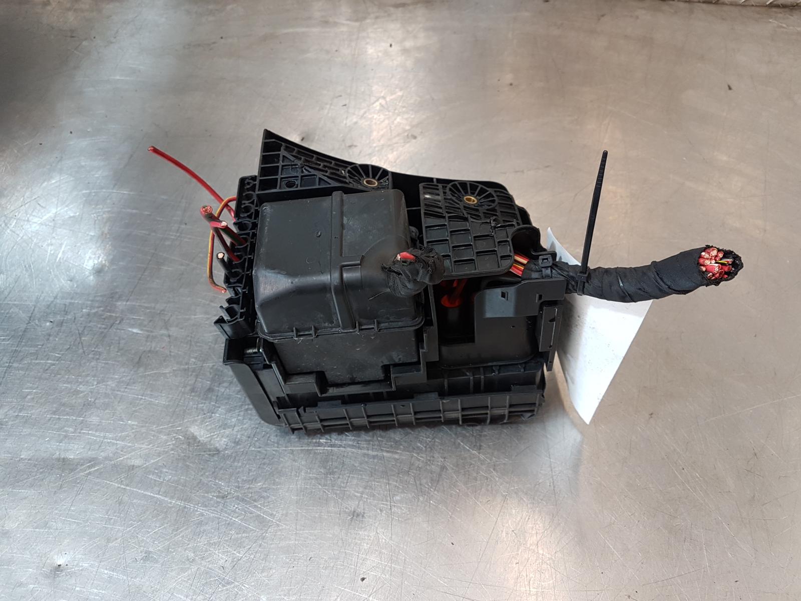 View Auto part Fuse Box Volkswagen Passat 2008