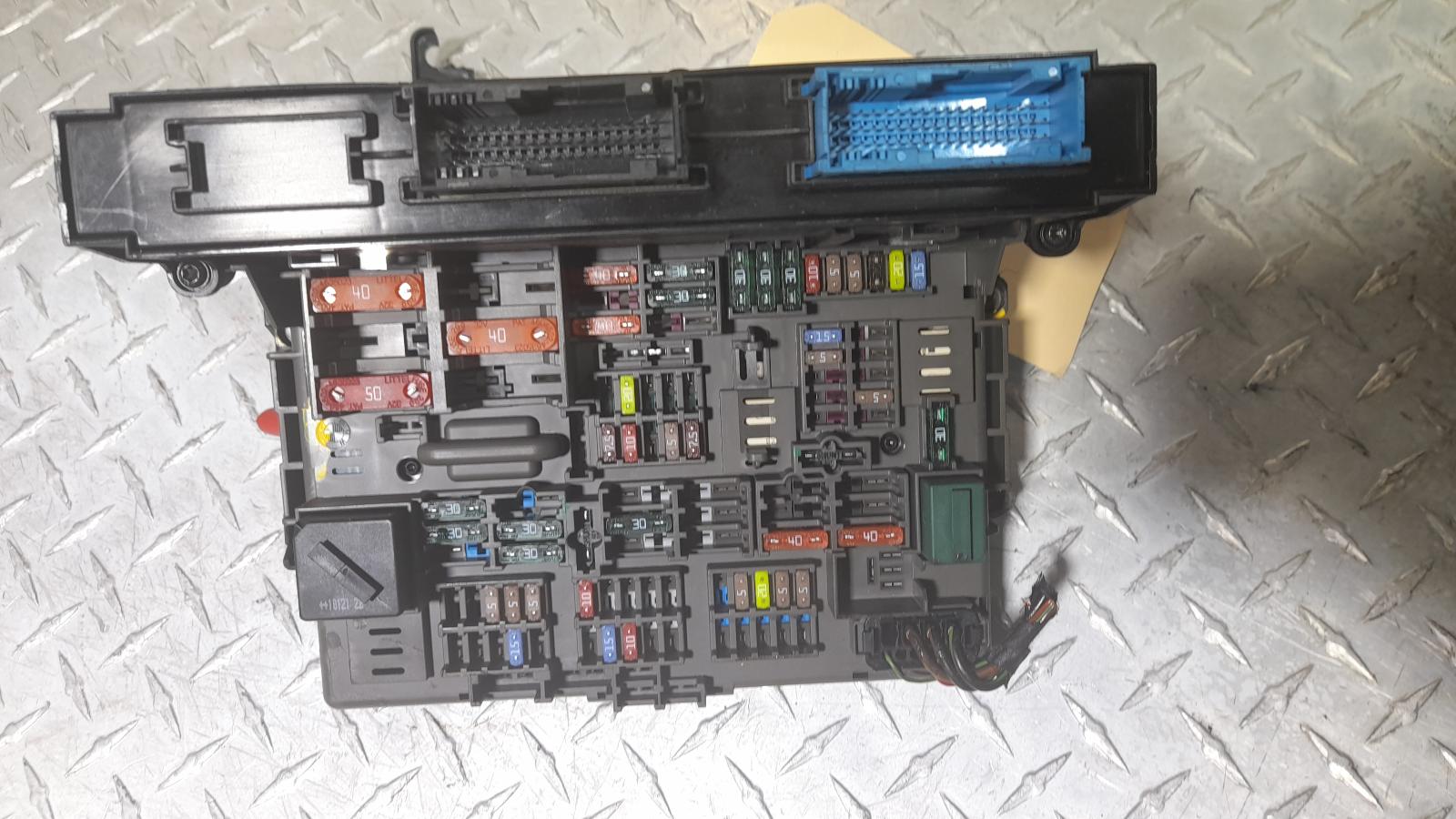 View Auto part Fuse Box Bmw 3 Series 2010