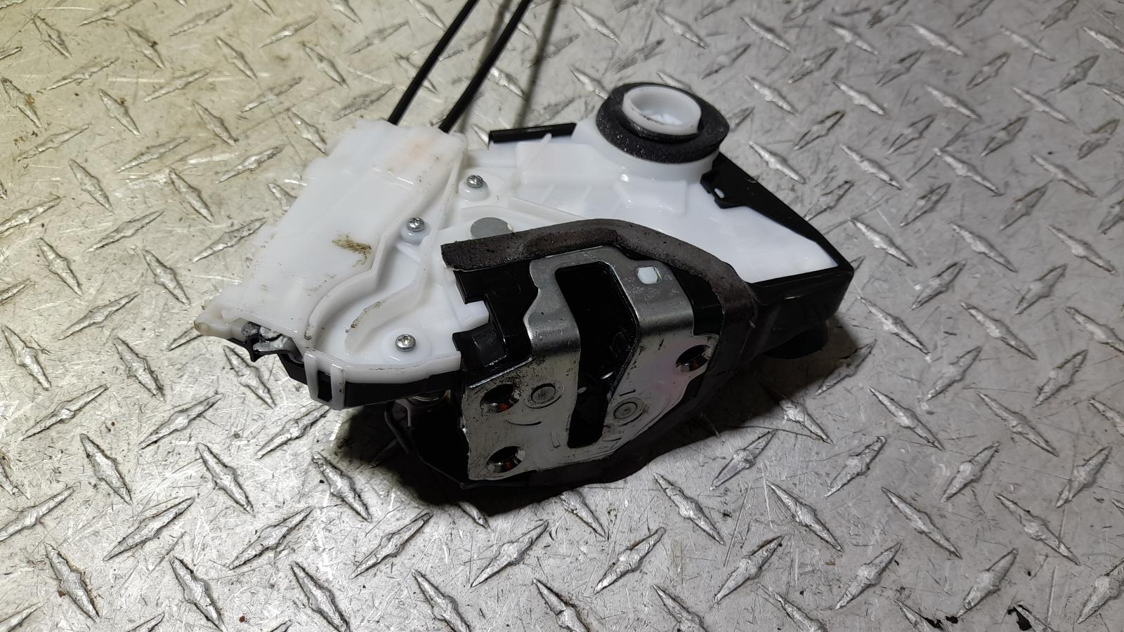 View Auto part Door/Boot/Gate Lock Toyota Yaris 2016