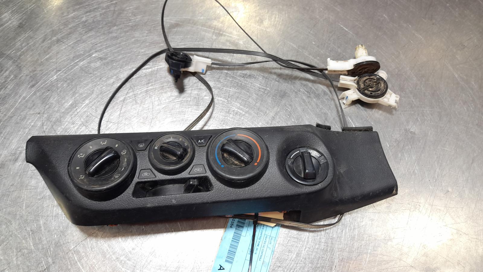 View Auto part Heater/Ac Controls Toyota Hilux 2015