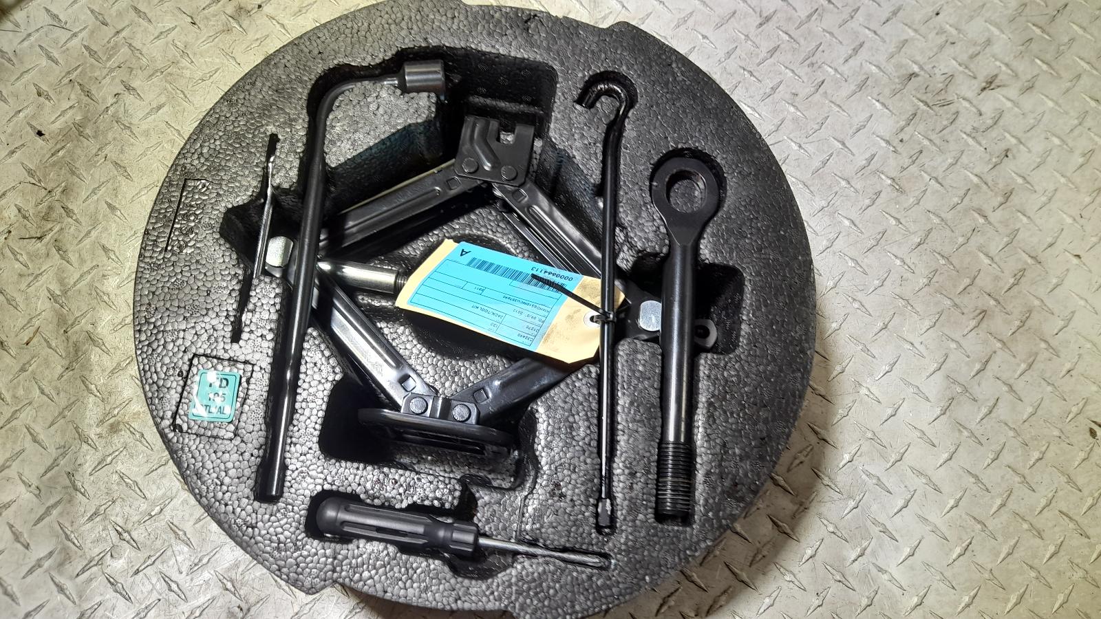 View Auto part Jack/Tool Kit Hyundai I30 2011