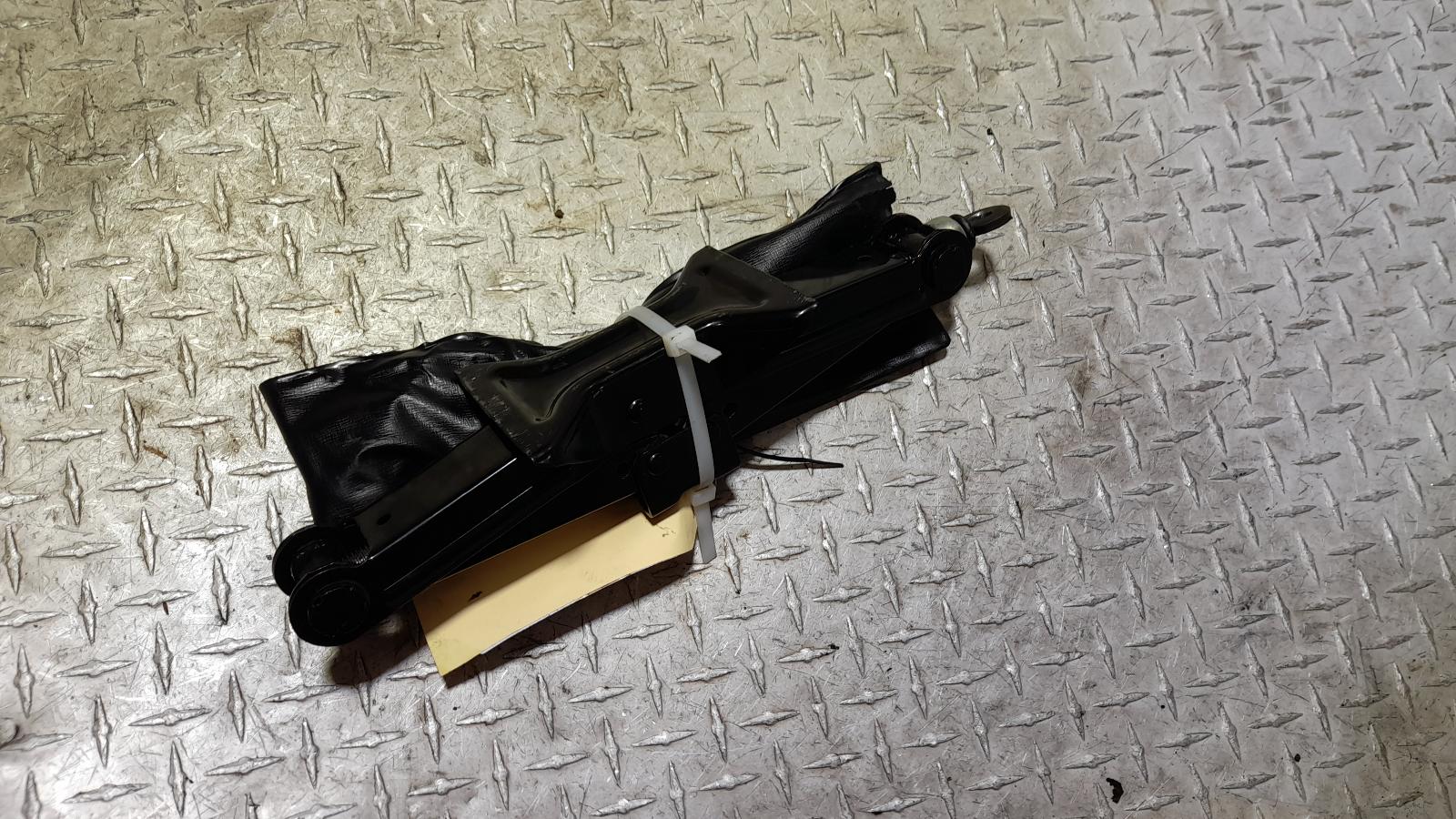 View Auto part Jack/Tool Kit Mitsubishi Lancer 2017