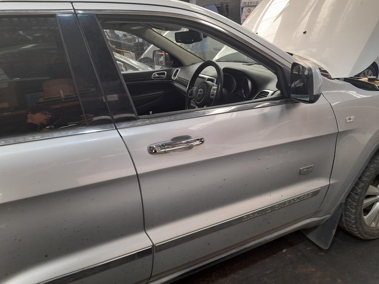 View Auto part Right Front Door Jeep Grandcherokee 2011