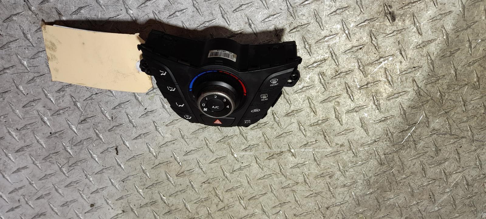 View Auto part Heater/Ac Controls Hyundai Veloster 2012