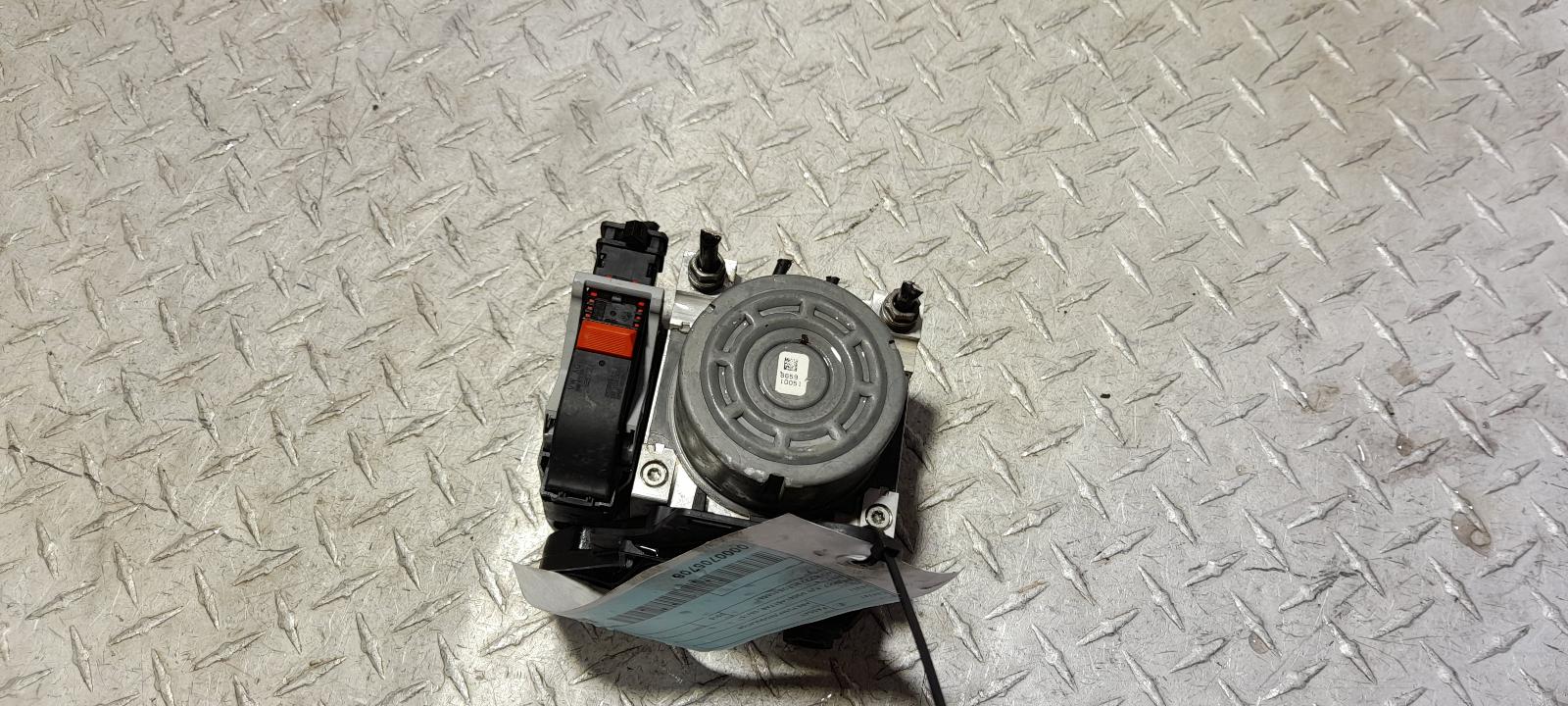 View Auto part Abs Pump/Modulator Volkswagen Passat 2015