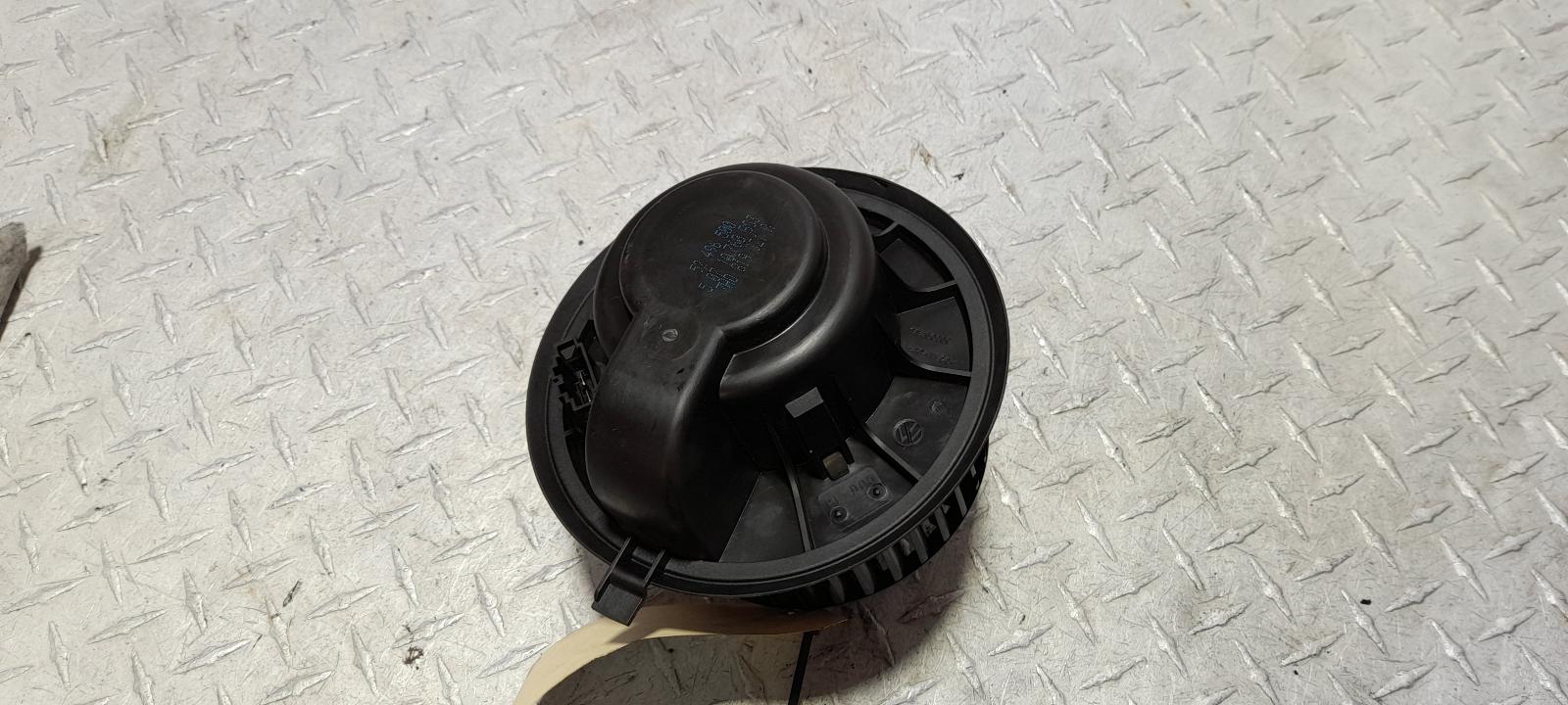 View Auto part Heater Fan Motor Audi Q7 2011