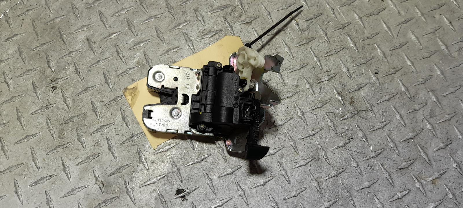 View Auto part Door/Boot/Gate Lock Volkswagen Passat 2017