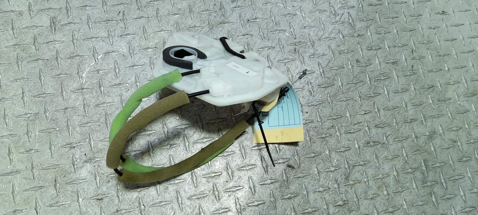 View Auto part Door/Boot/Gate Lock Mazda 2 2023