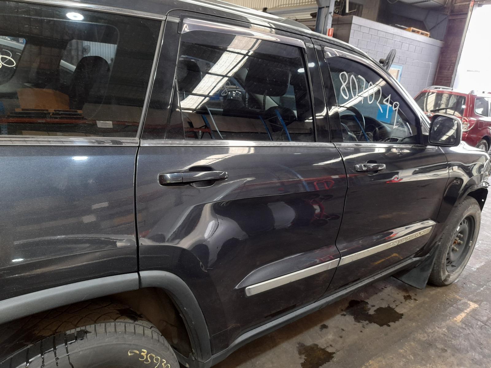 View Auto part Right Rear Door Sliding Jeep Grandcherokee 2012