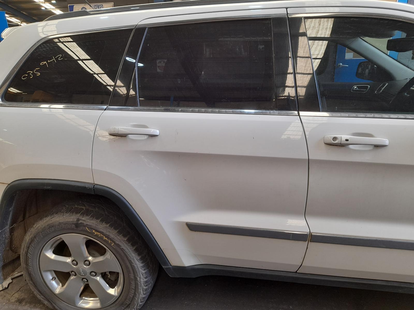 View Auto part Right Rear Door Sliding Jeep Grandcherokee 2012