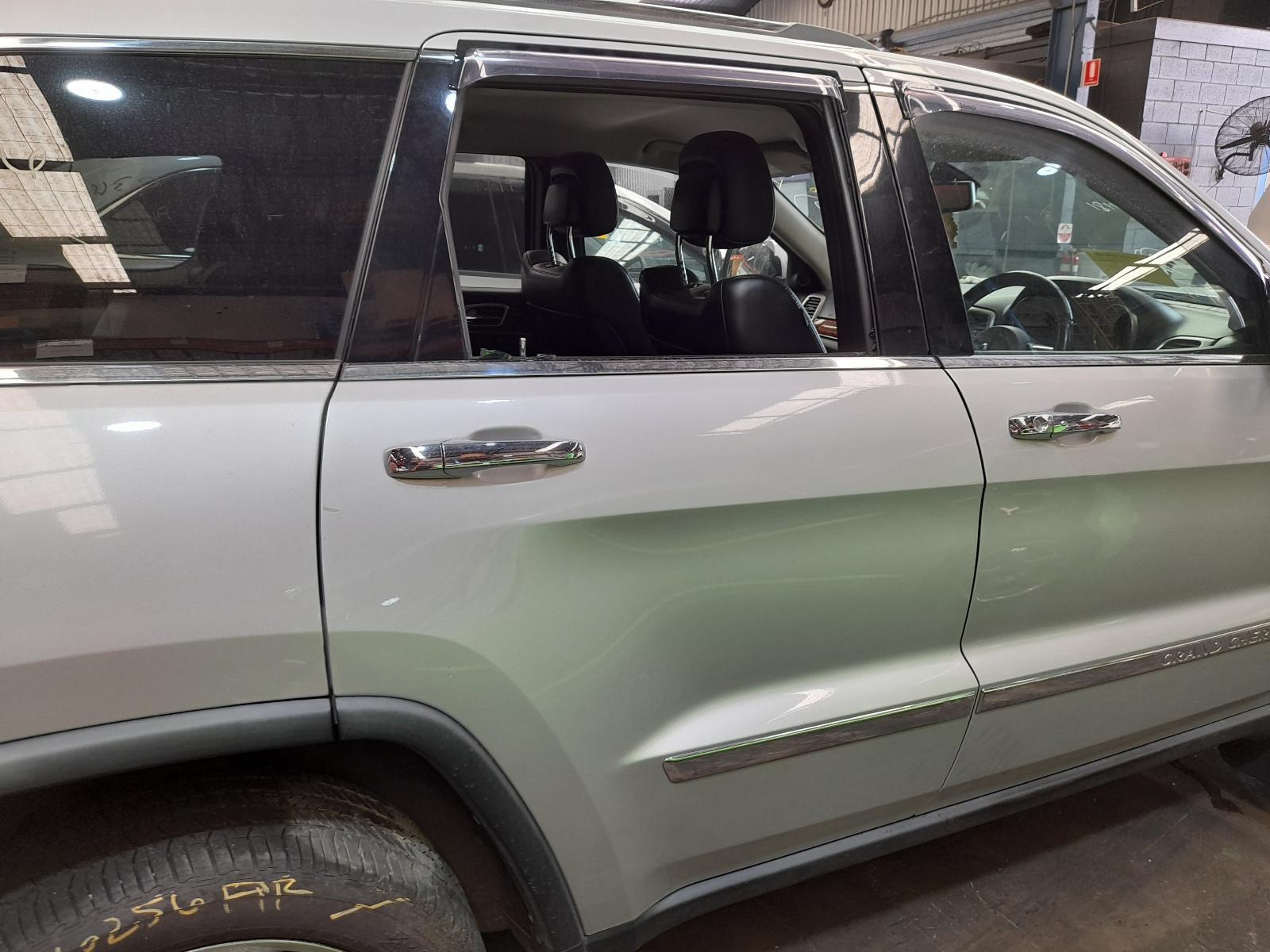 View Auto part Right Rear Door Sliding Jeep Grandcherokee 2012