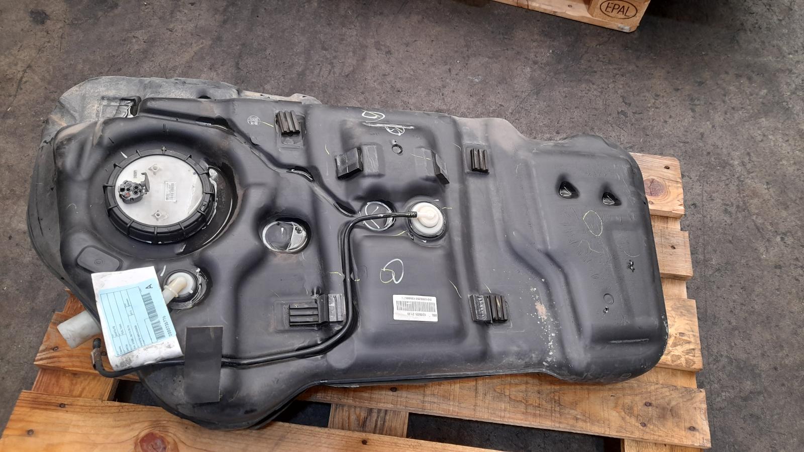 View Auto part Fuel Tank Hyundai Santa Fe 2012