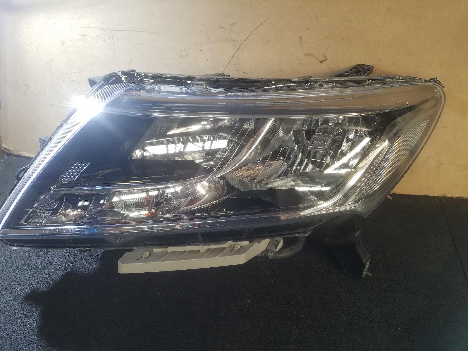 View Auto part Left Headlamp Nissan Pathfinder 2015