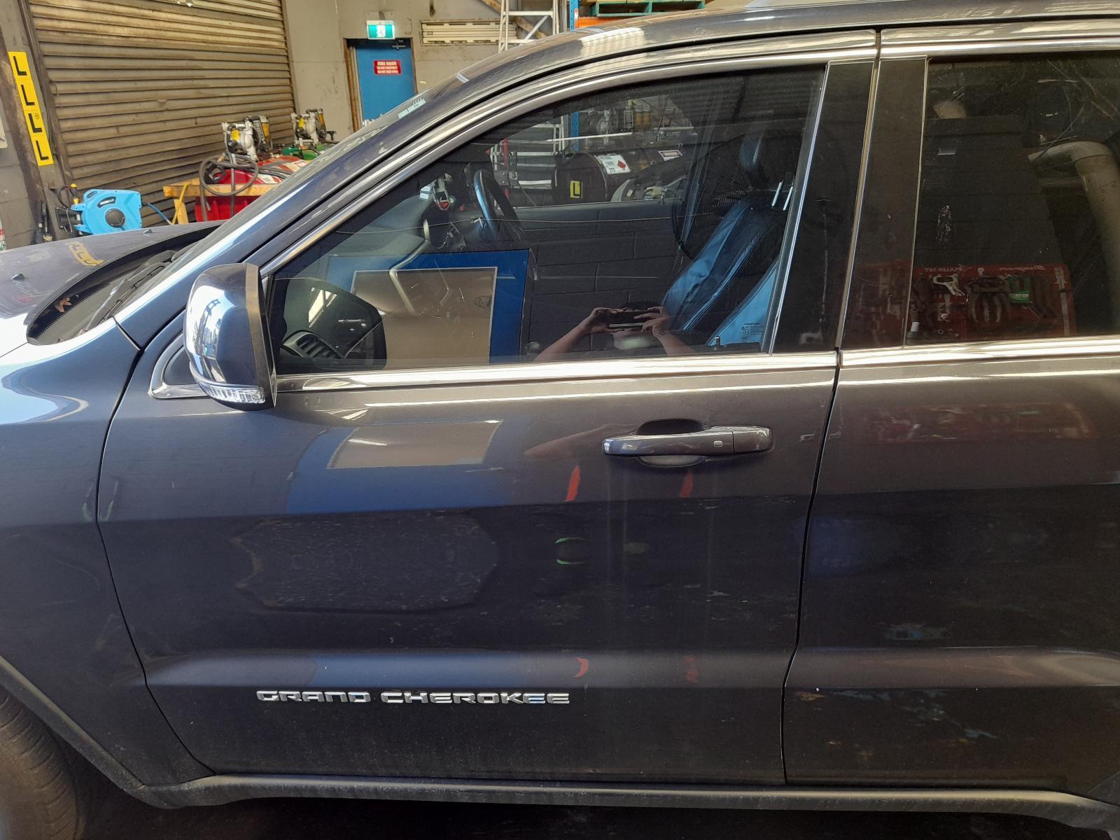 View Auto part Left Front Door Jeep Grandcherokee 2014