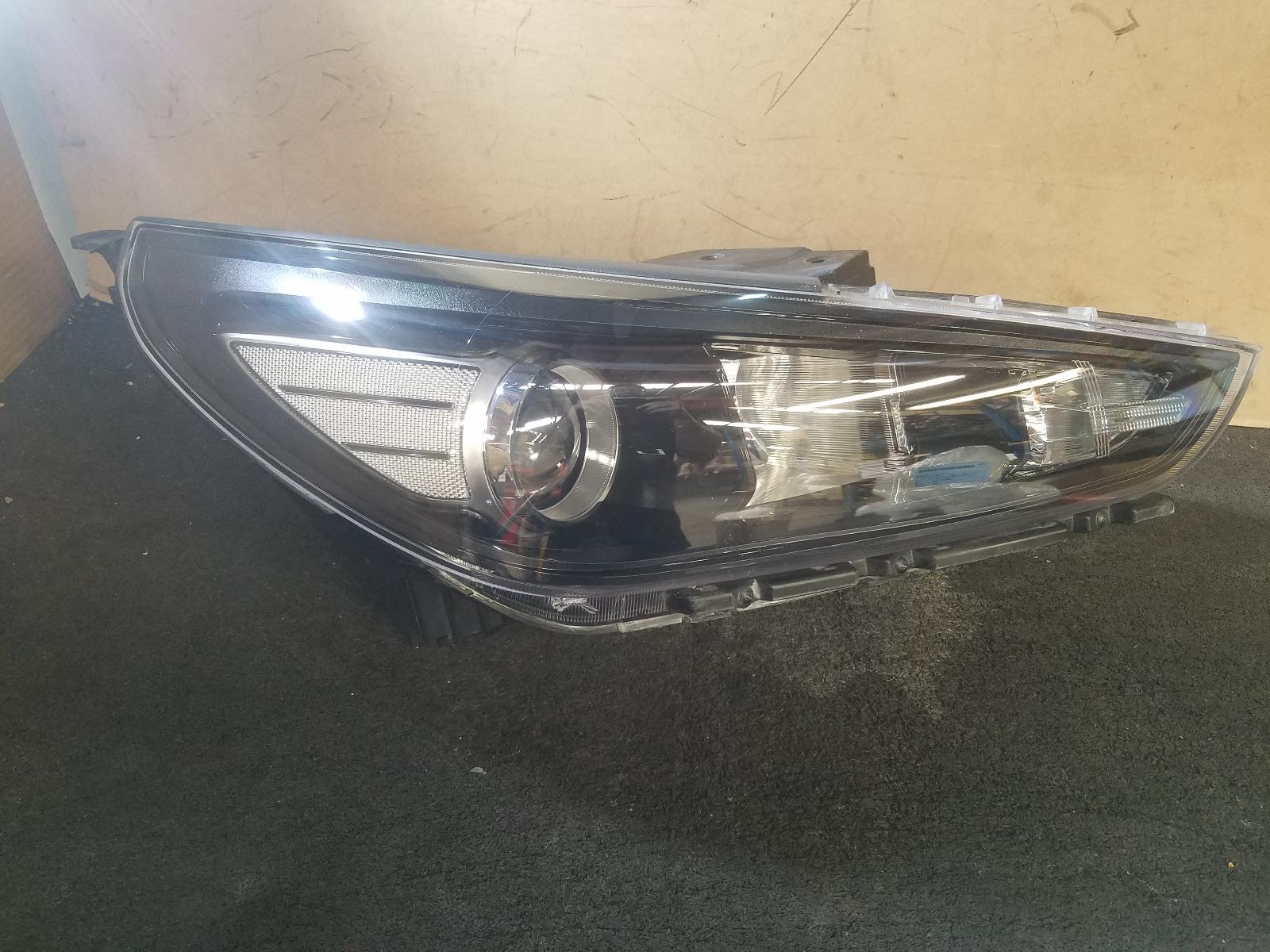 View Auto part Right Headlamp Hyundai I30 2020