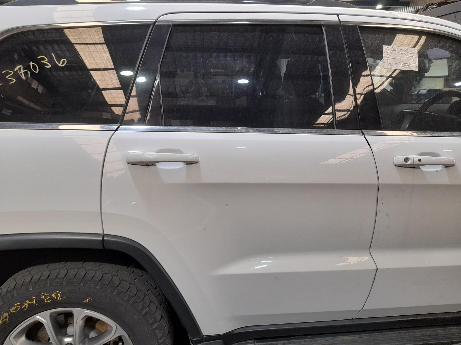 View Auto part Right Rear Door Sliding Jeep Grandcherokee 2015