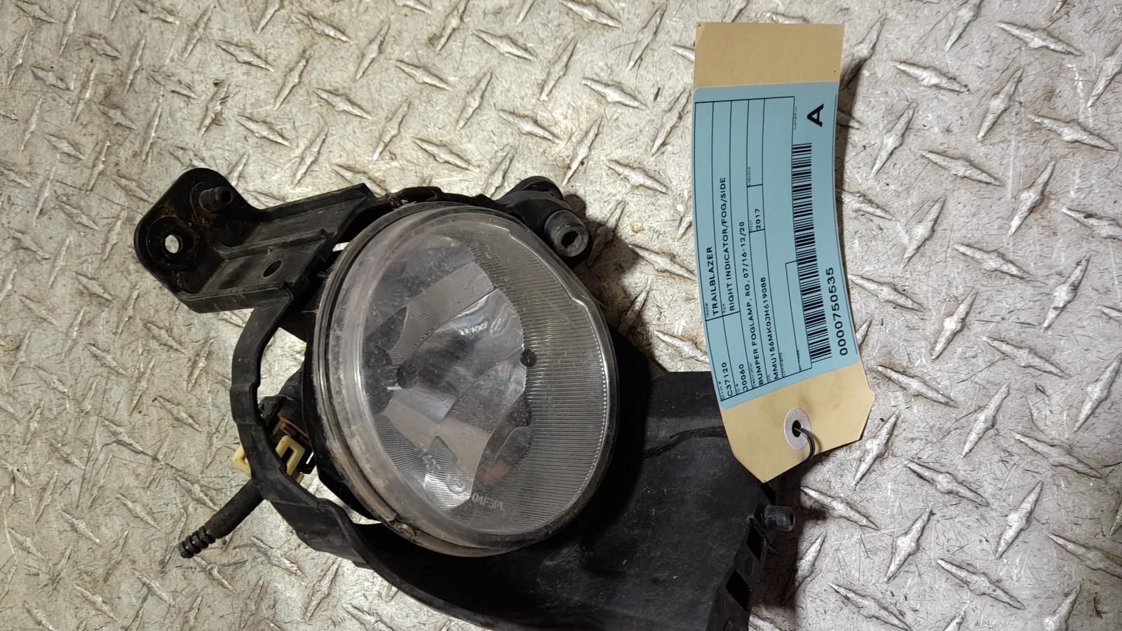 View Auto part Right Indicator/Fog/Side Holden Trailblazer 2017