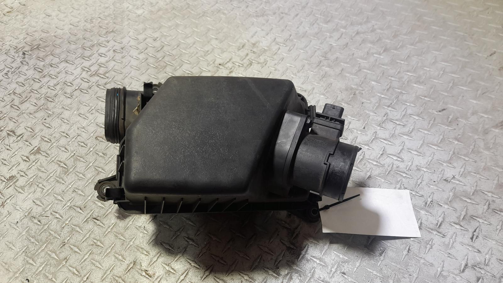 View Auto part Air Cleaner/Box Hyundai I40 2016