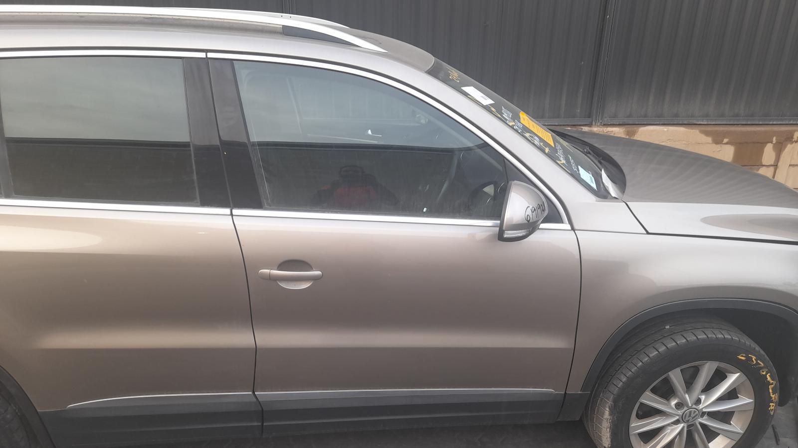 View Auto part Right Front Door Volkswagen Tiguan 2015