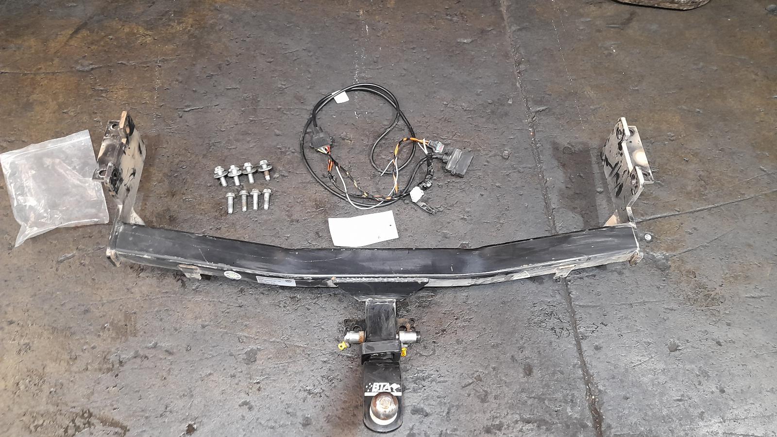 View Auto part Towbar Nissan Pathfinder 2017