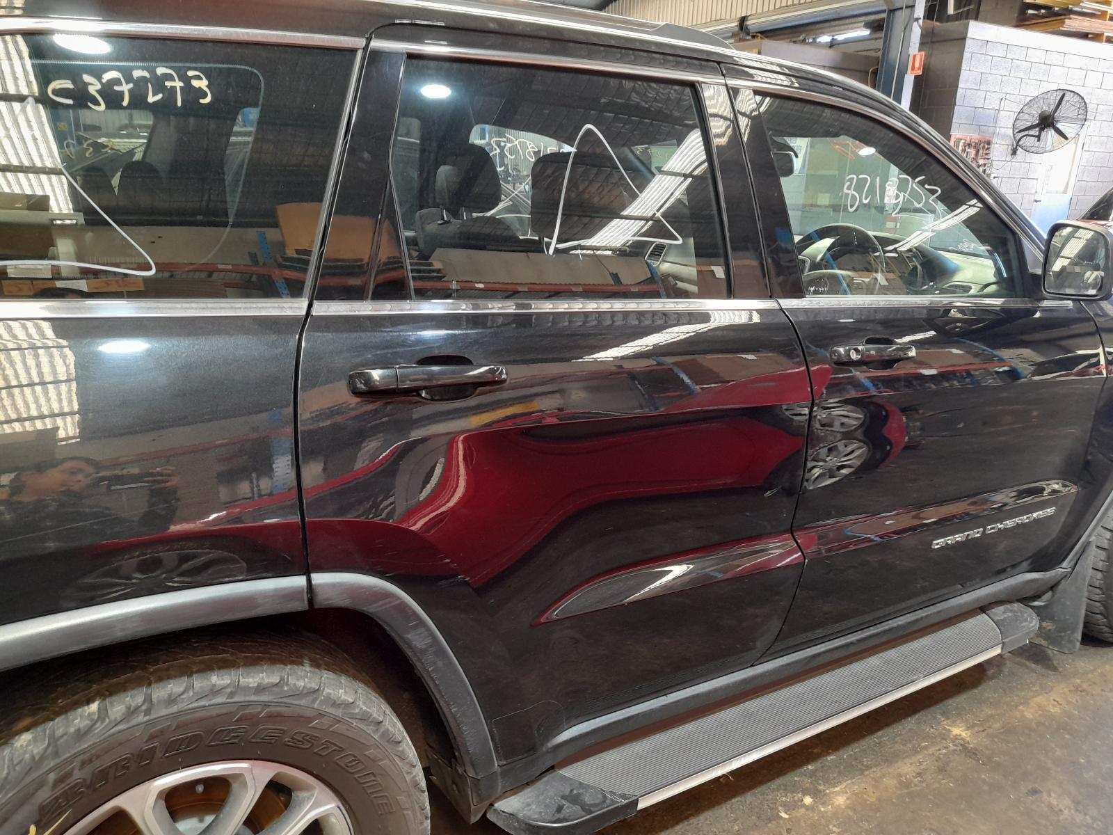 View Auto part Right Rear Door Sliding Jeep Grandcherokee 2015