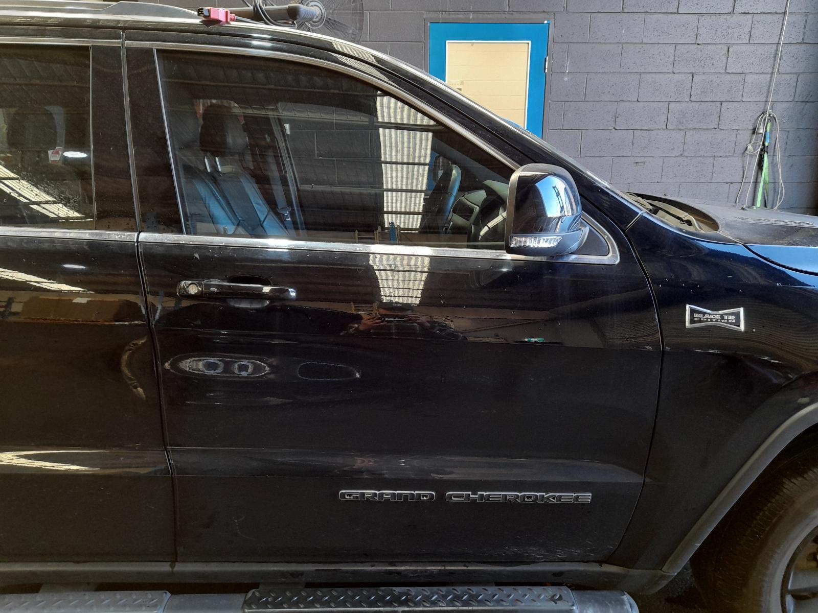 View Auto part Right Front Door Jeep Grandcherokee 2017